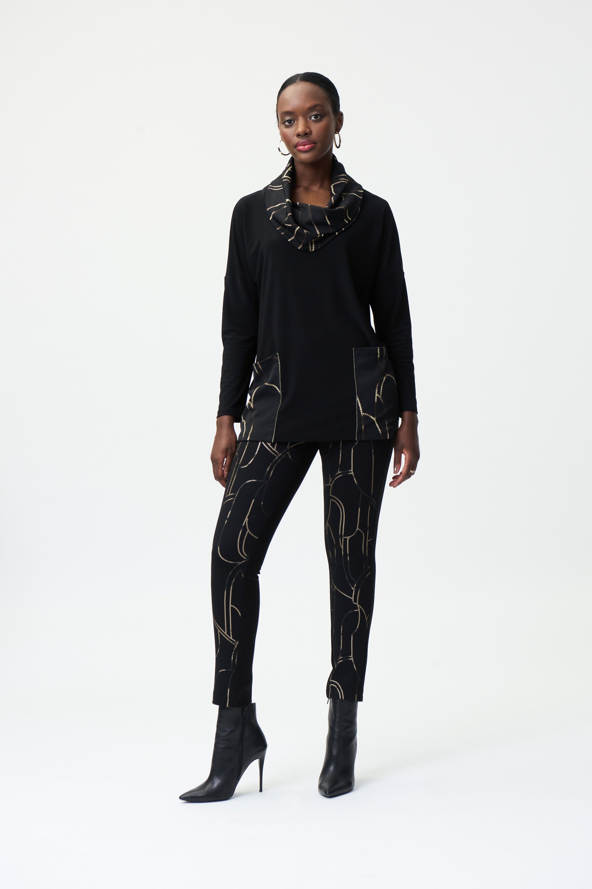 Blusa cuello cantaro negro con dorado 224065