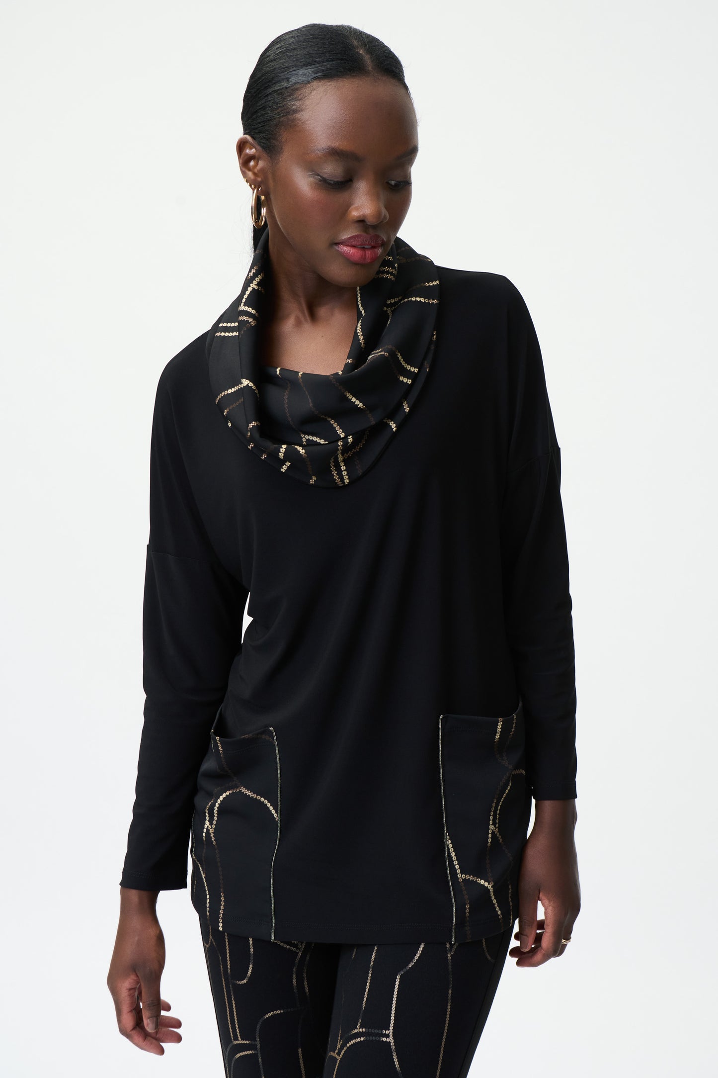 Blusa cuello cantaro negro con dorado 224065