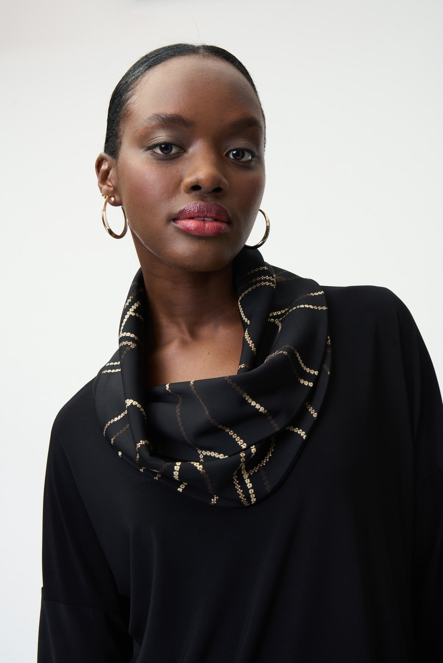 Blusa cuello cantaro negro con dorado 224065