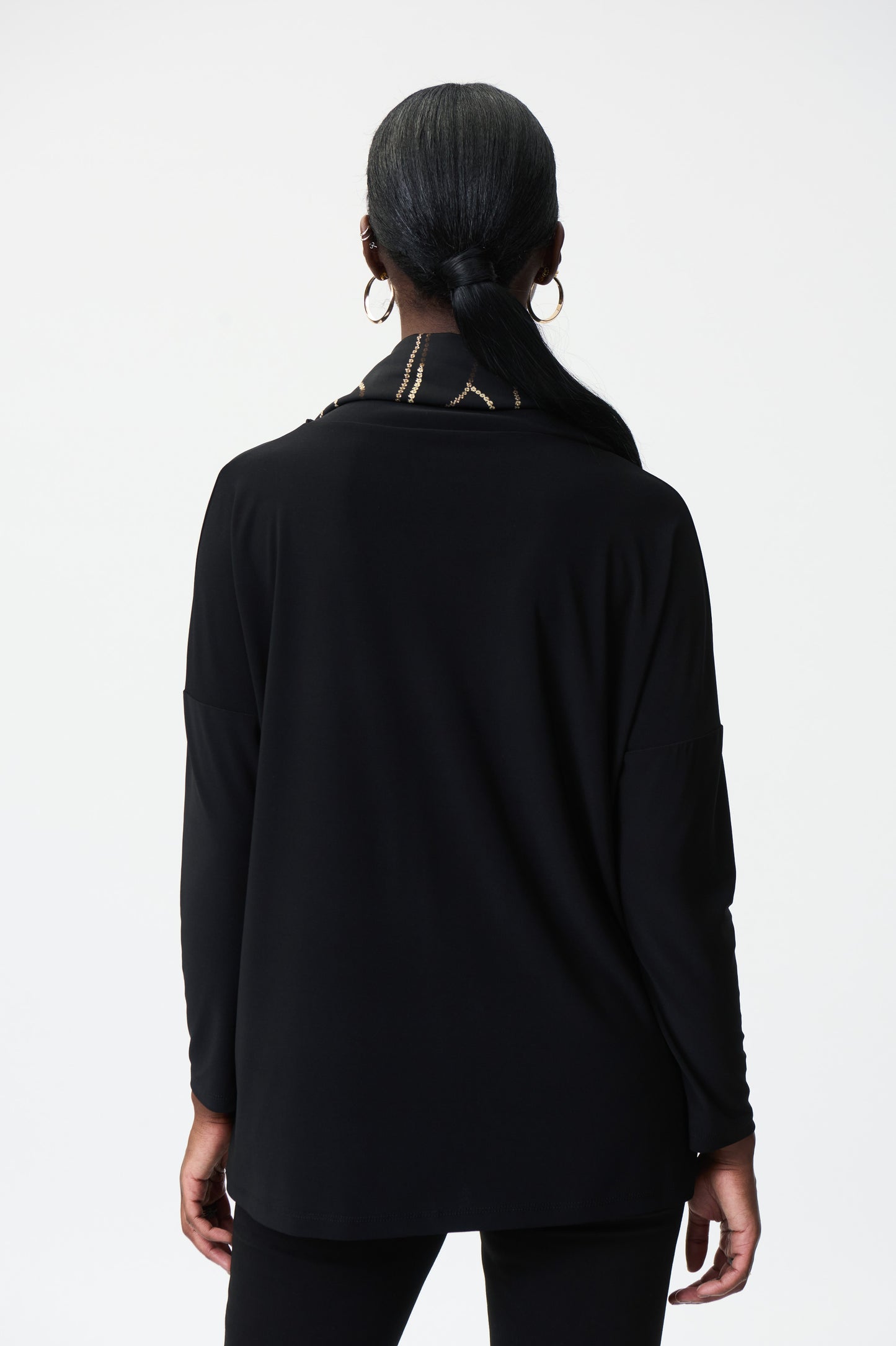 Blusa cuello cantaro negro con dorado 224065