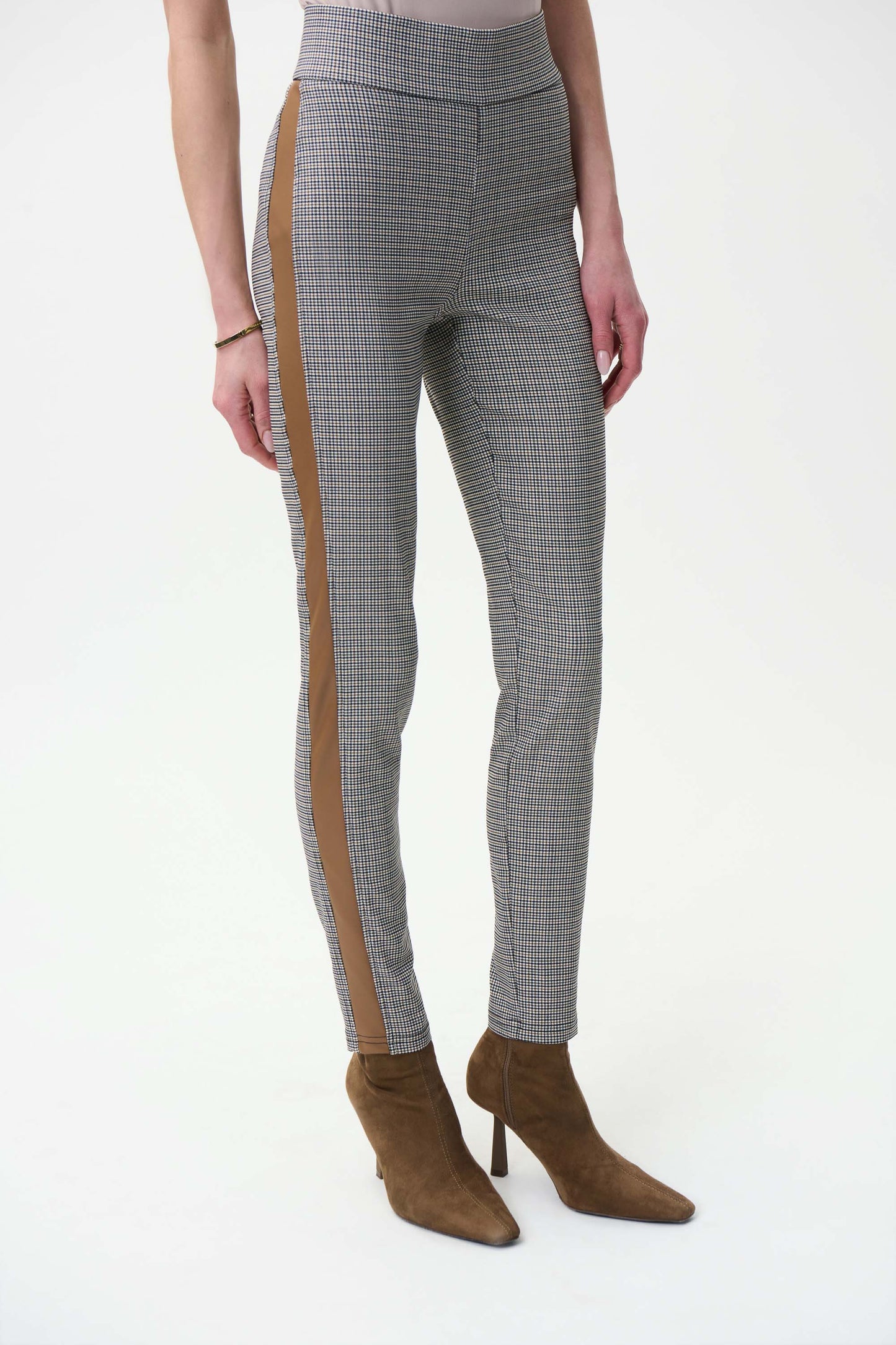 Pantalón beige con cuadros 224074