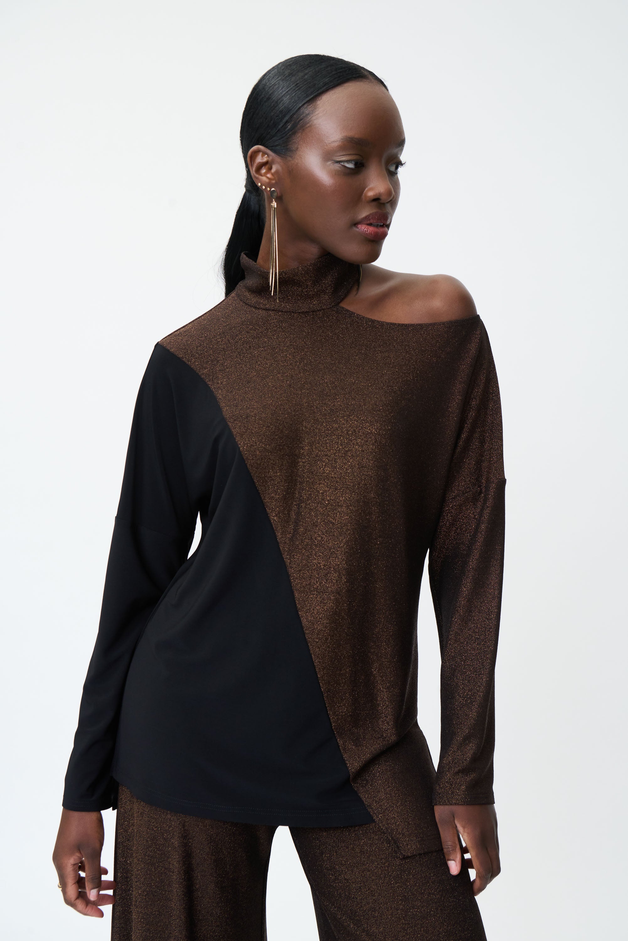 Blusa café metálico hombro descubierto 224083