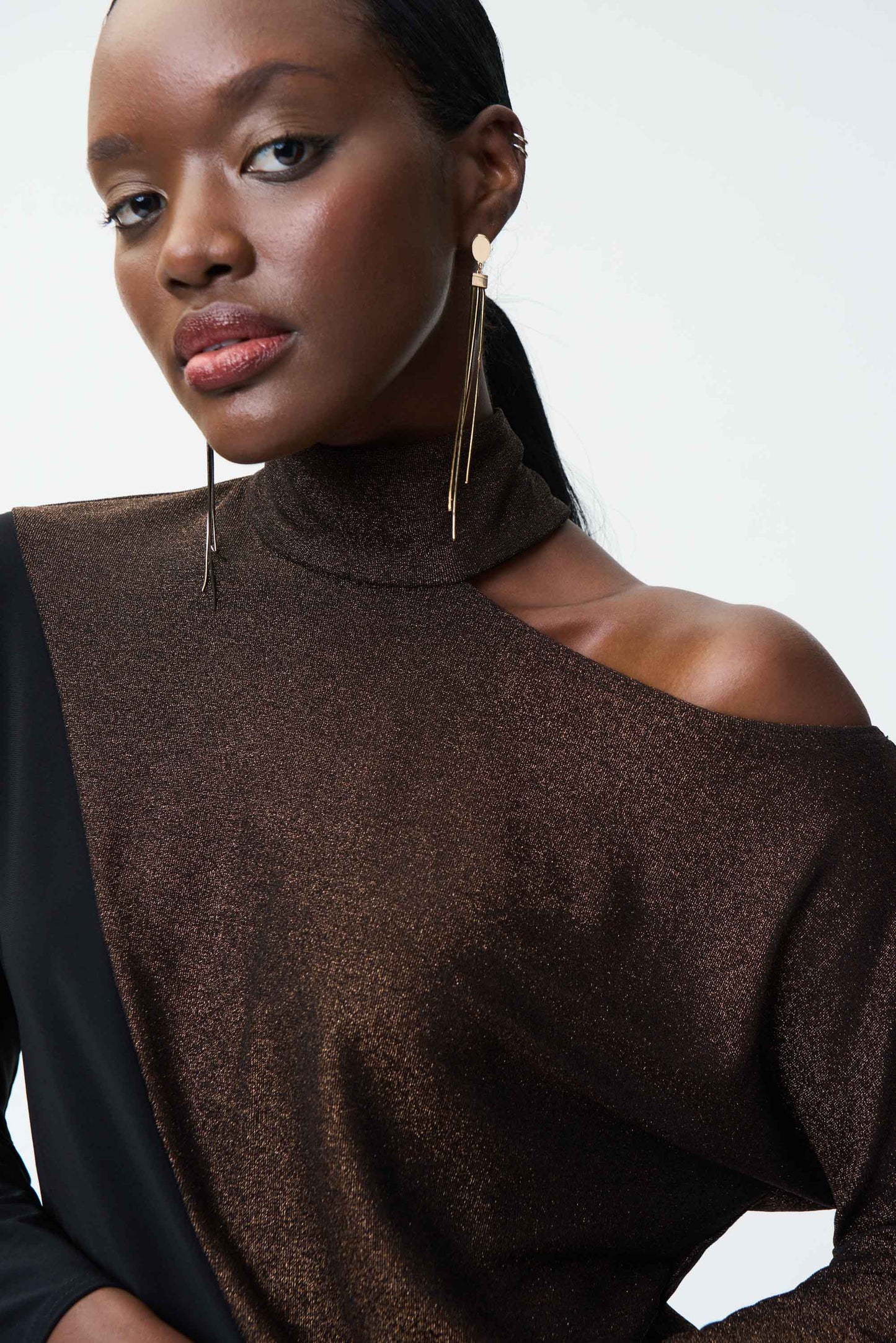 Blusa café metálico hombro descubierto 224083