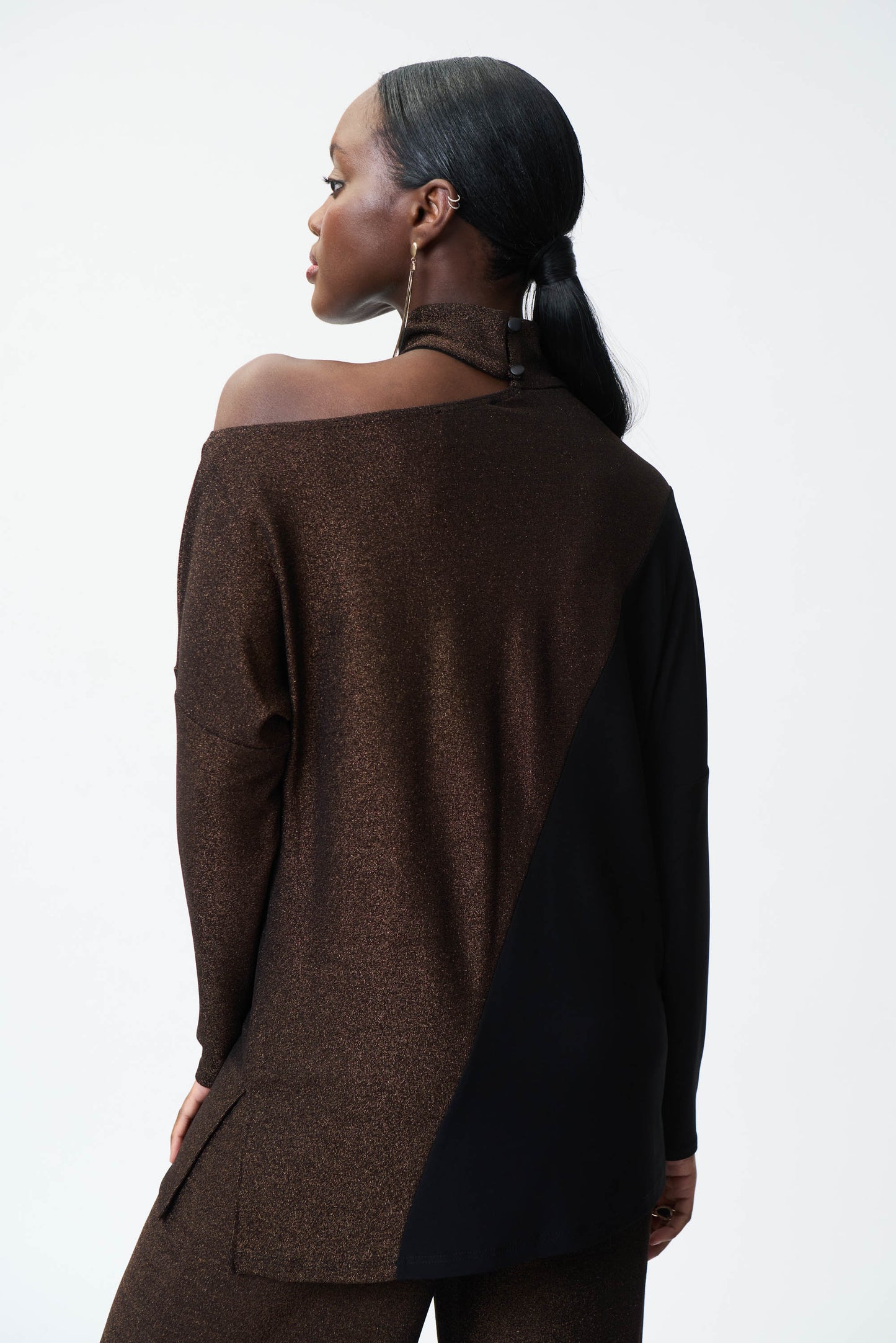 Blusa café metálico hombro descubierto 224083