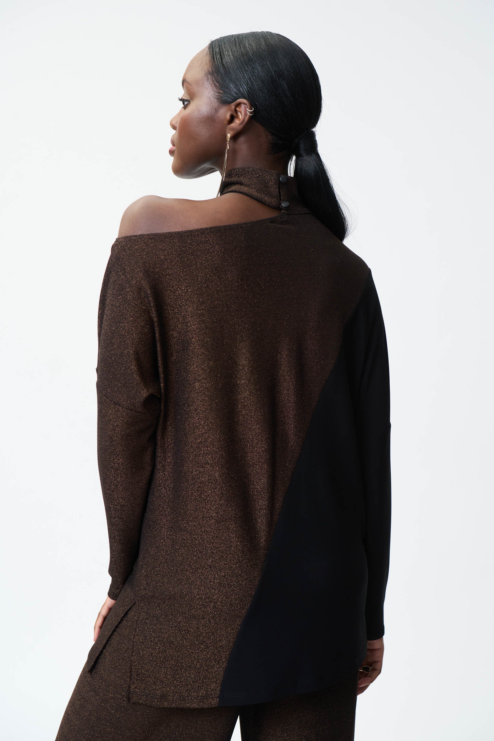 Blusa café metálico hombro descubierto 224083