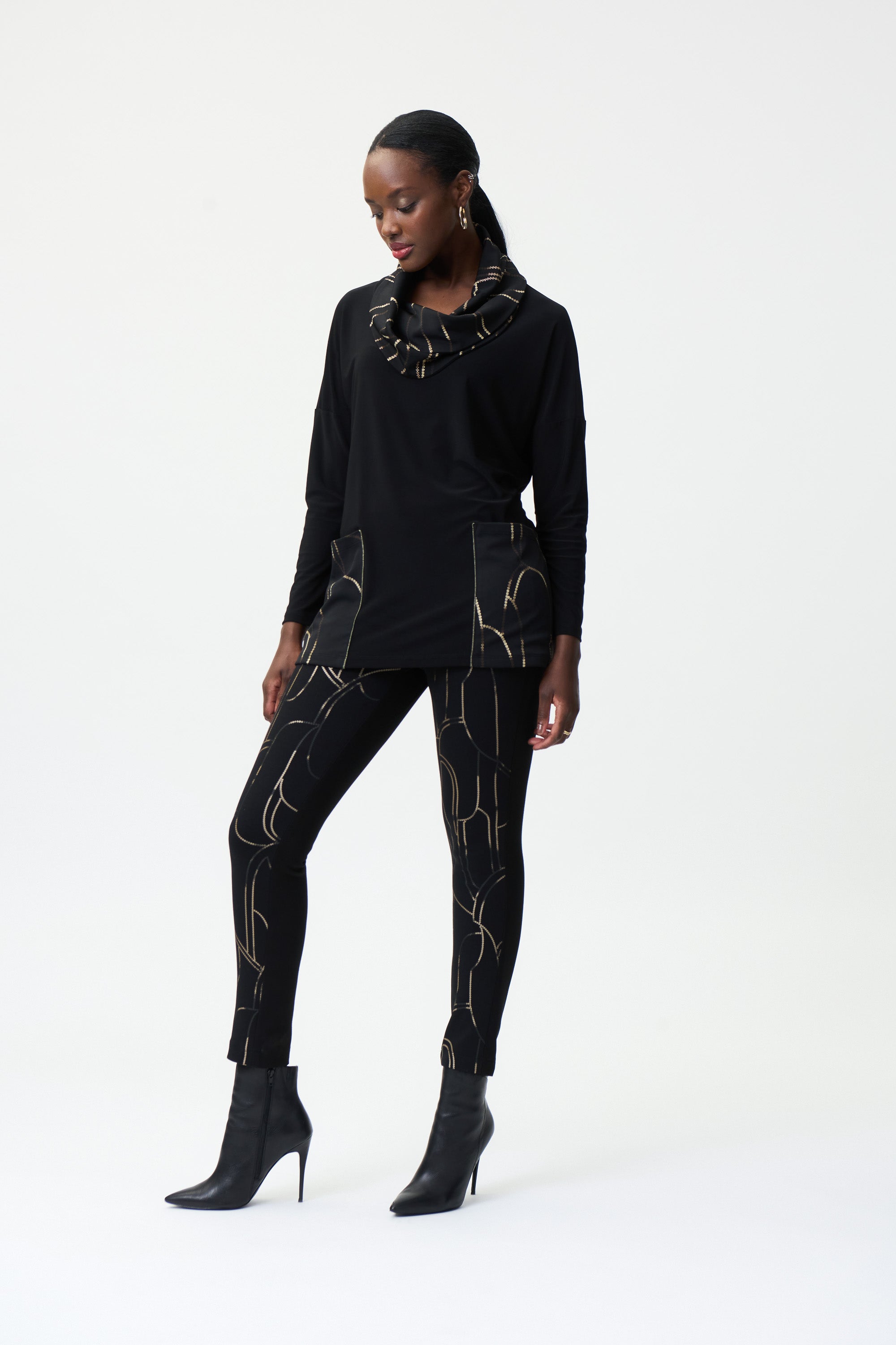 Pantalón negro con dorado 224185
