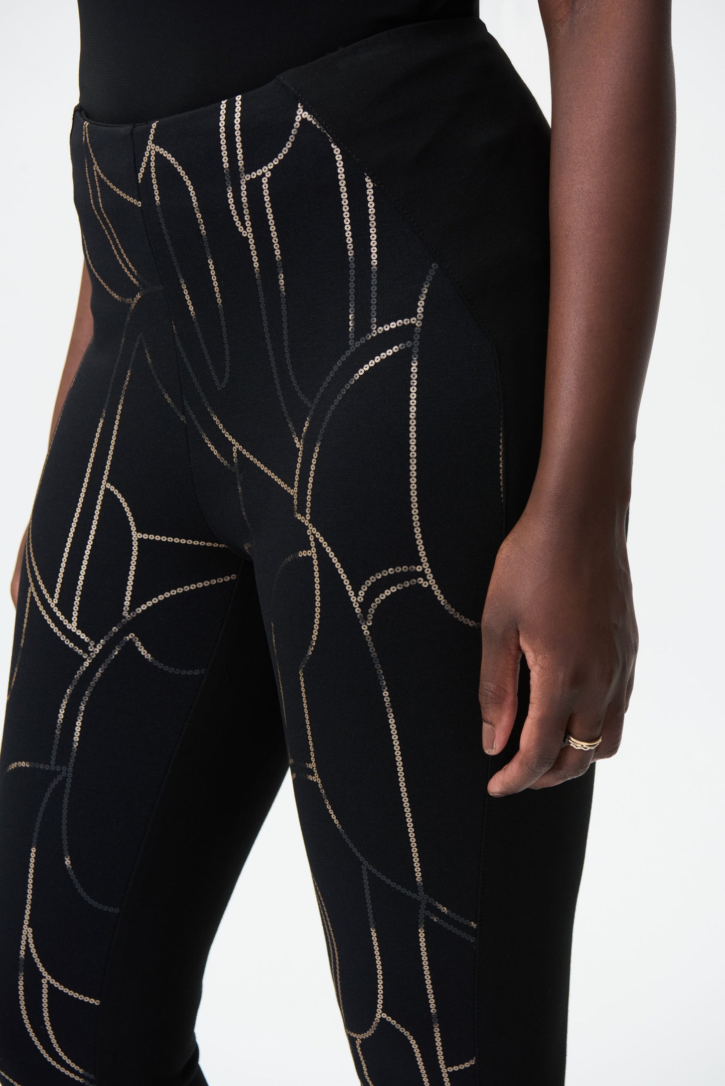 Pantalón negro con dorado 224185