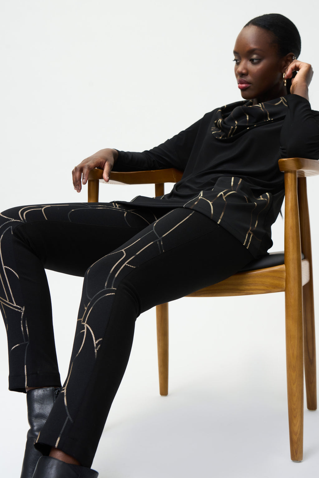 Pantalón negro con dorado 224185