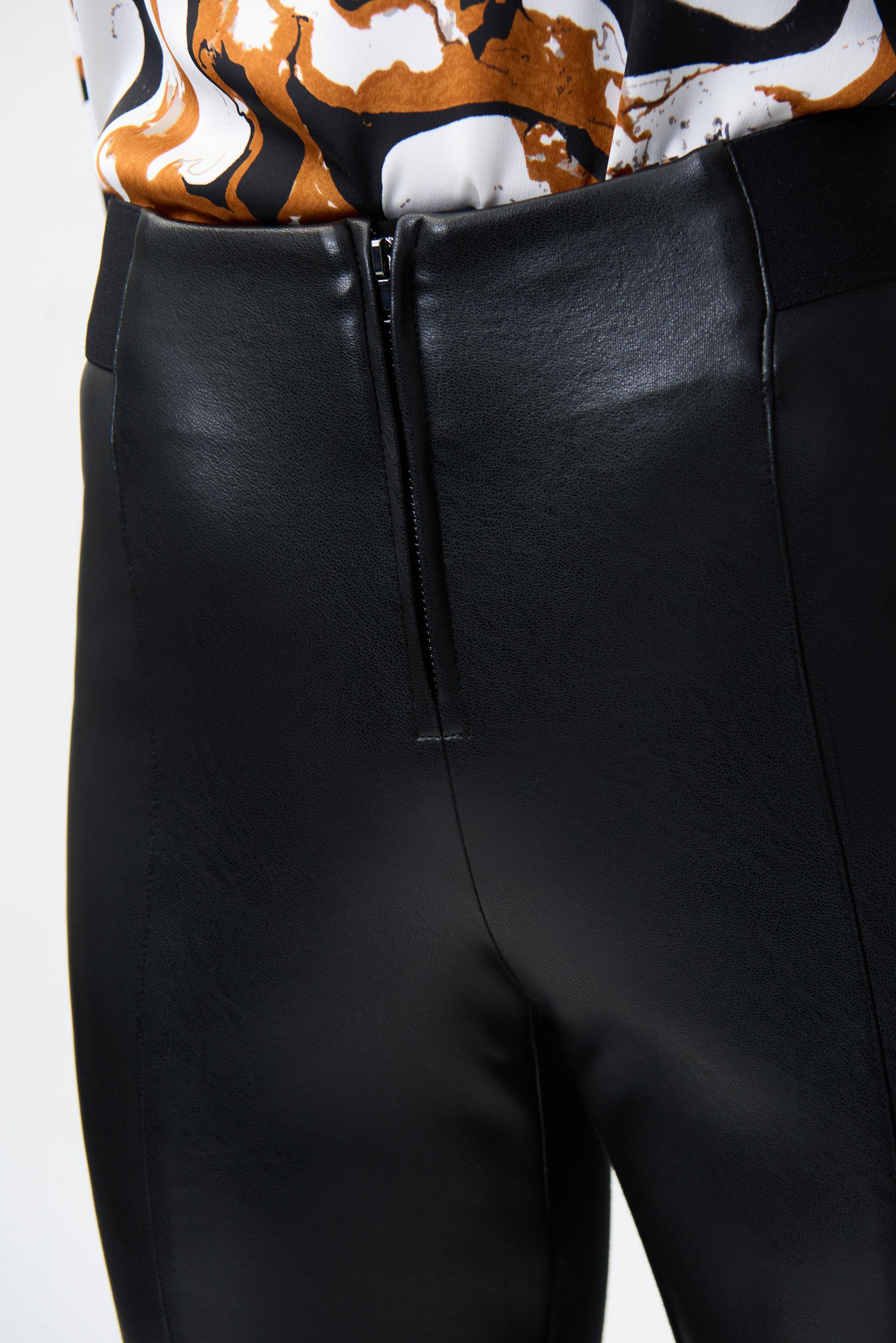 Pantalón acampanado ecopiel negro 224311