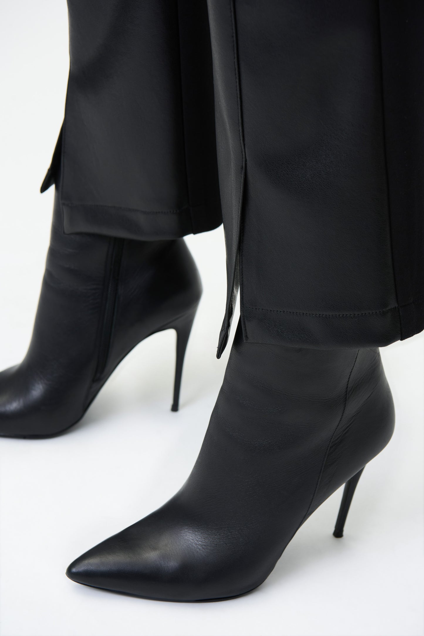 Pantalón acampanado ecopiel negro 224311