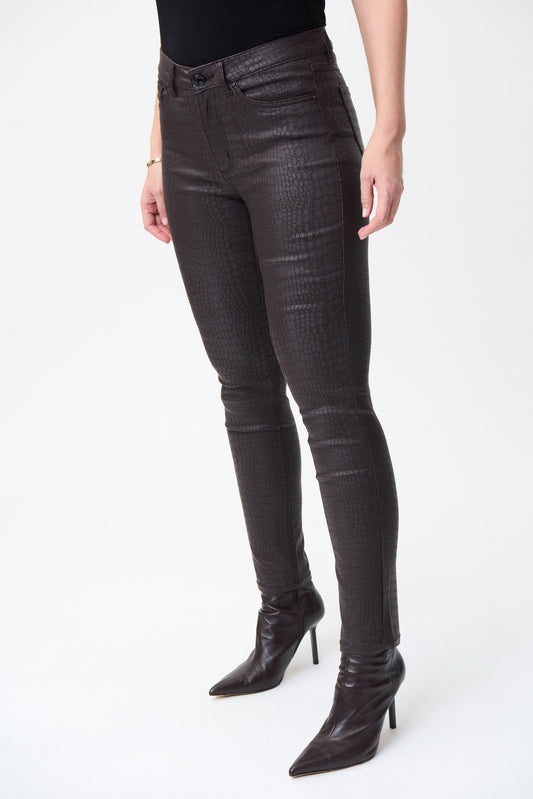 Pantalón café con textura 224943