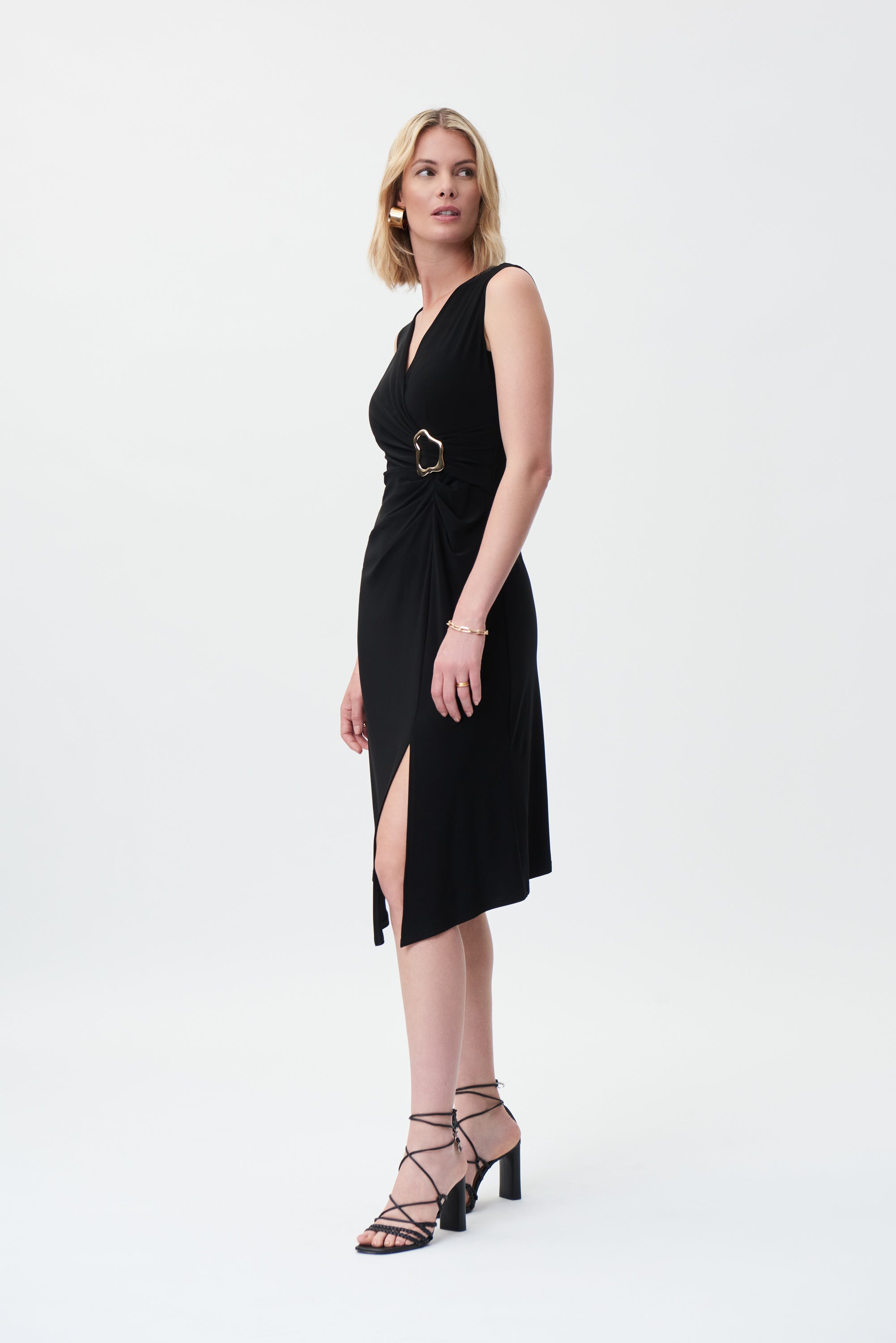 Vestido negro con hebilla dorada 231052