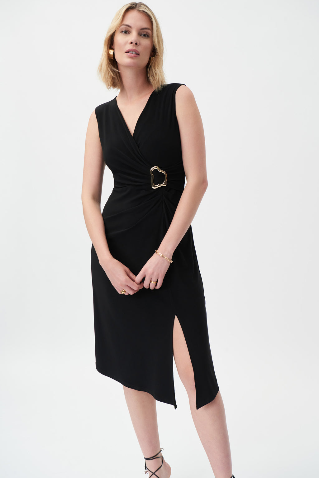 Vestido negro con hebilla dorada 231052
