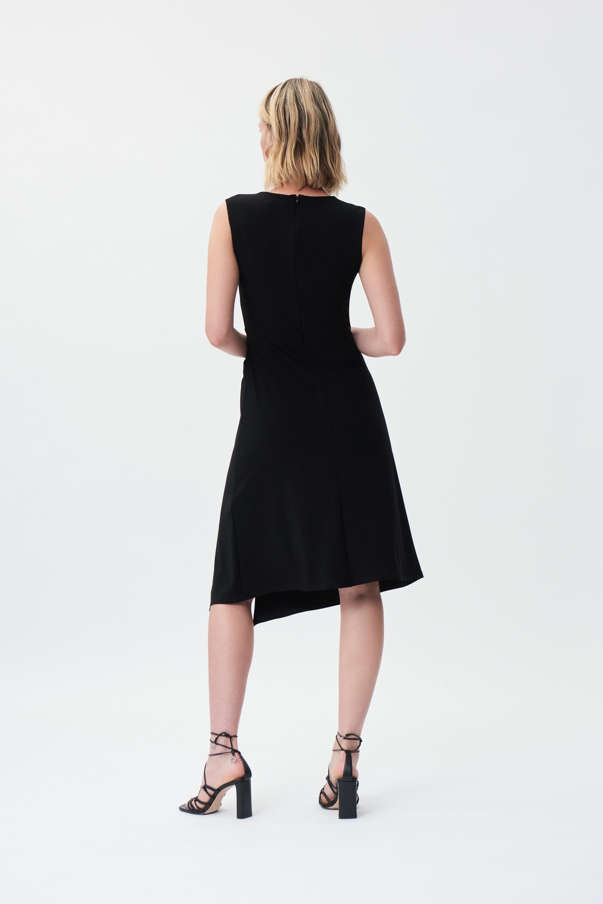 Vestido negro con hebilla dorada 231052