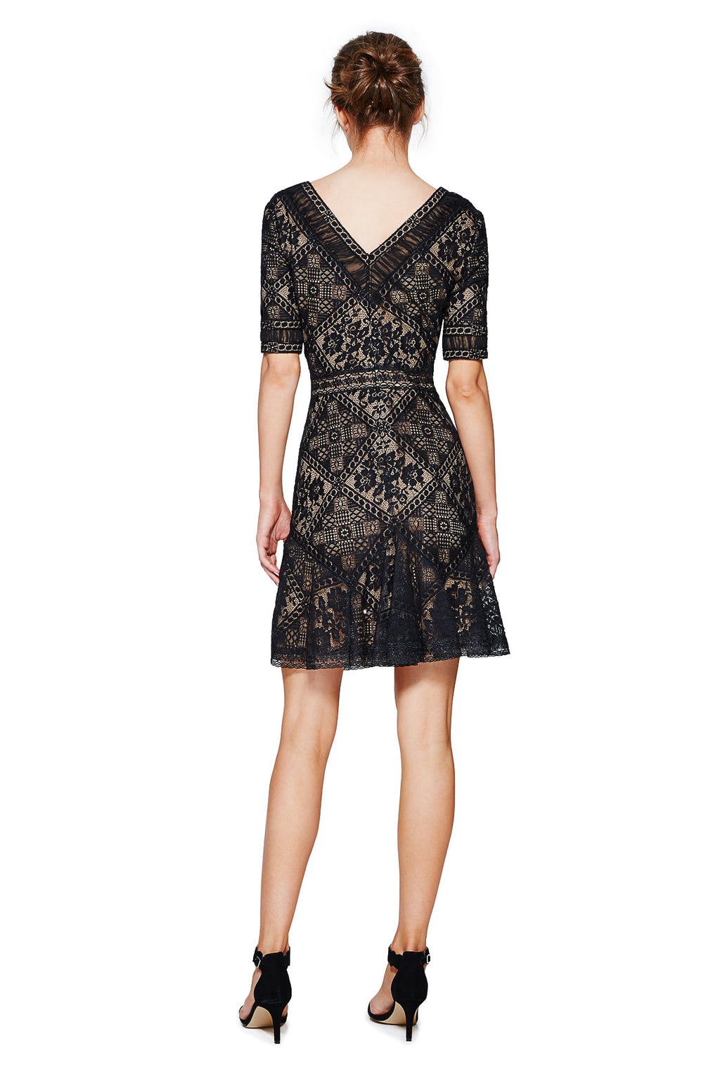Vestido corto negro con fondo nude de encaje y gasa plisada 17012 Tadashi Shoji