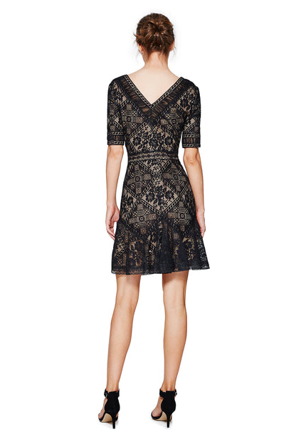 Vestido corto negro con fondo nude de encaje y gasa plisada 17012 Tadashi Shoji