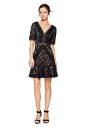 Vestido corto negro con fondo nude de encaje y gasa plisada 17012 Tadashi Shoji