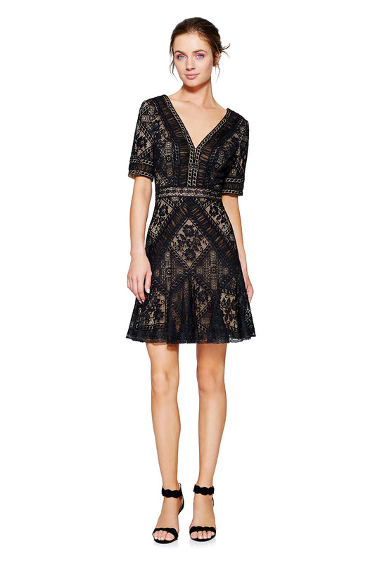 Vestido corto negro con fondo nude de encaje y gasa plisada 17012 Tadashi Shoji