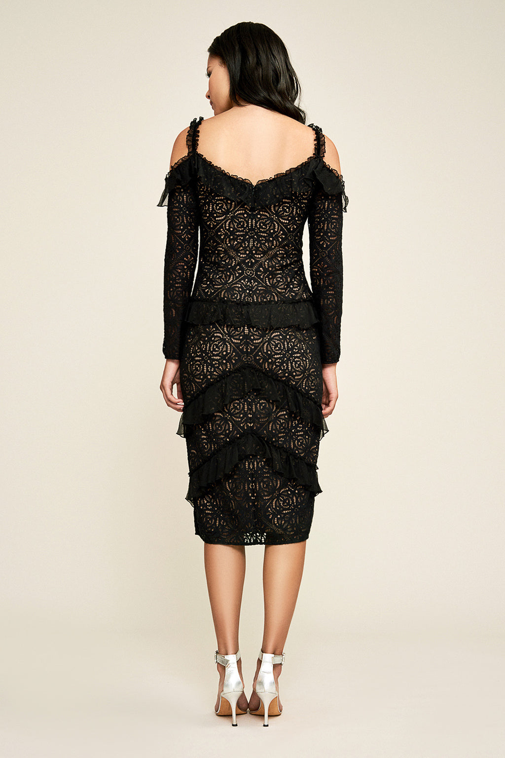Vestido negro fondo nude con encaje y olanes con manga 17530 Tadashi Shoji