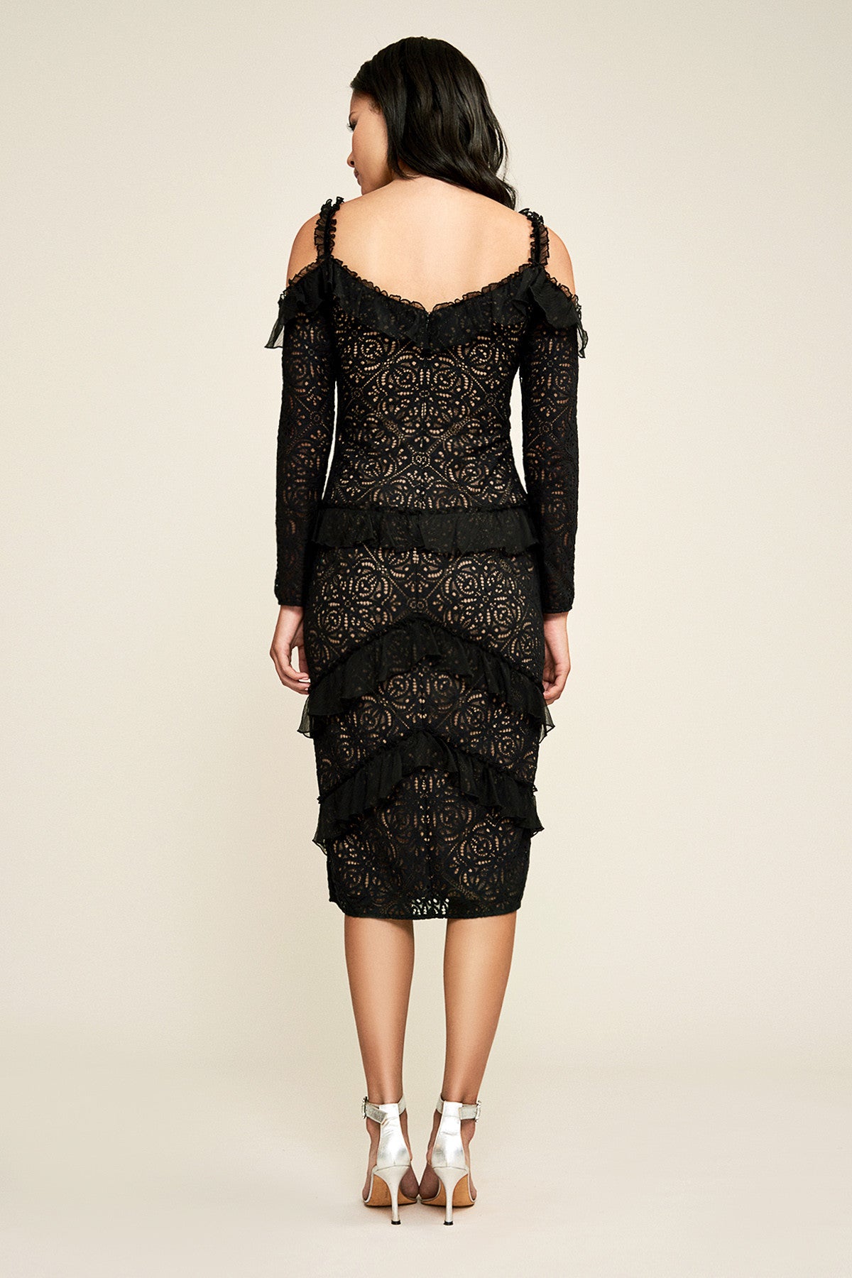 Vestido negro fondo nude con encaje y olanes con manga 17530 Tadashi Shoji